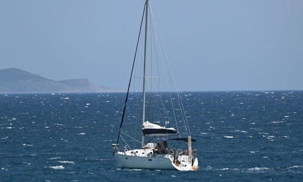 Συναγερμός στη Σαντορίνη: Βυθίζεται ιστιοφόρο - Σε εξέλιξη επιχείρηση διάσωσης